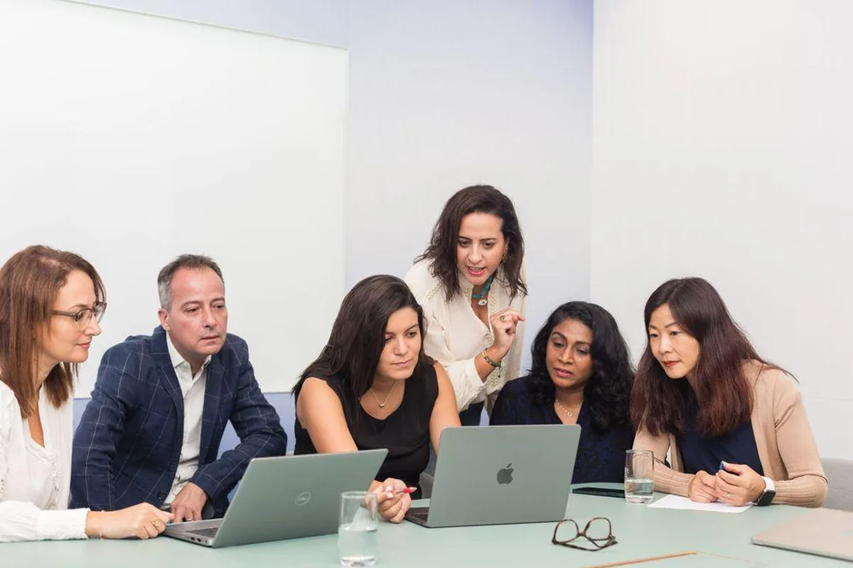 Asesor humano vs catálogo online: el ROI real del merchandising B2B